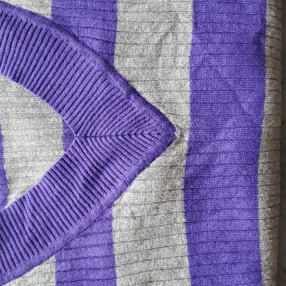 L.E.I Sweater V-Neck - Picture 2 of 6
